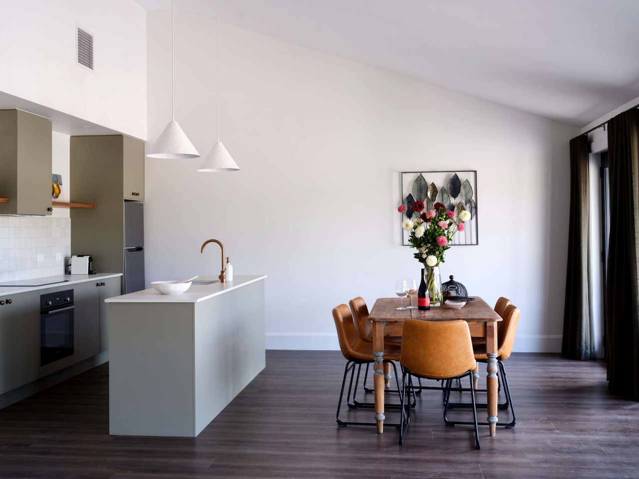 Luxury Pet-Friendly Villa with Heated Bathrooms & Full Kitchen Near Wineries in Mudgee, New South Wales