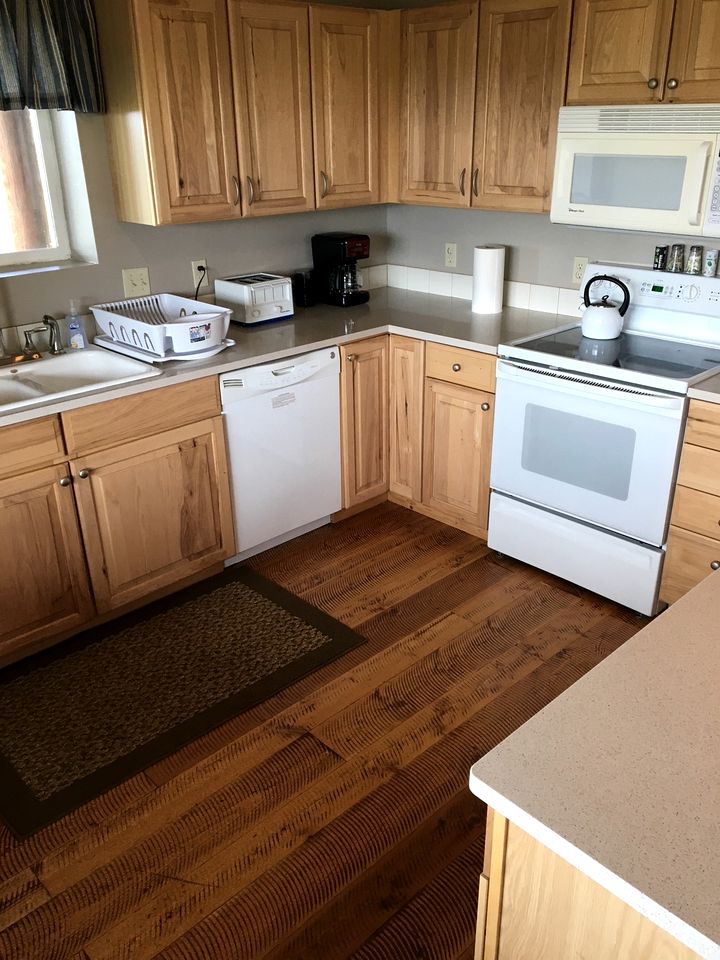 Scenic Vacation Cabin with 360° Mountain Views near Yellowstone National Park in Madison River Valley, Montana