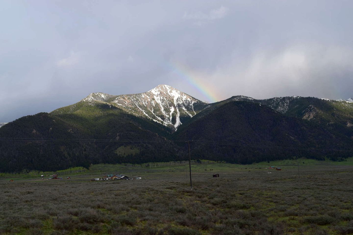 Scenic Vacation Cabin with 360° Mountain Views near Yellowstone National Park in Madison River Valley, Montana