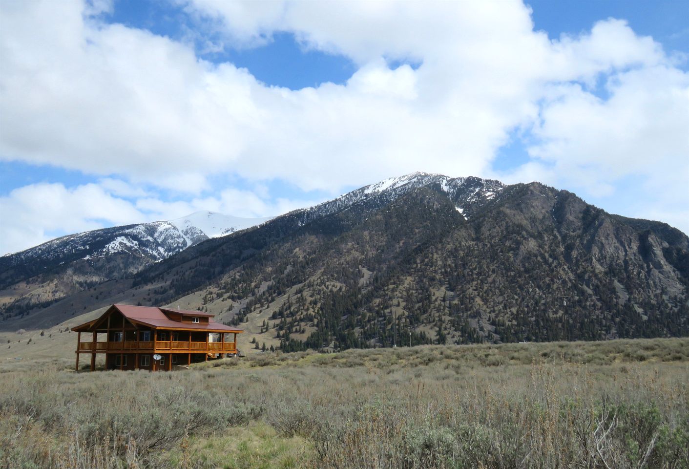 Scenic Vacation Cabin with 360° Mountain Views near Yellowstone National Park in Madison River Valley, Montana