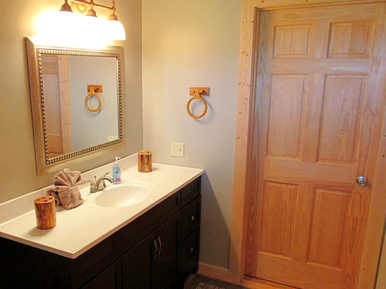 Magnificent Log Cabin with Mountain Views near Yellowstone National Park, Montana