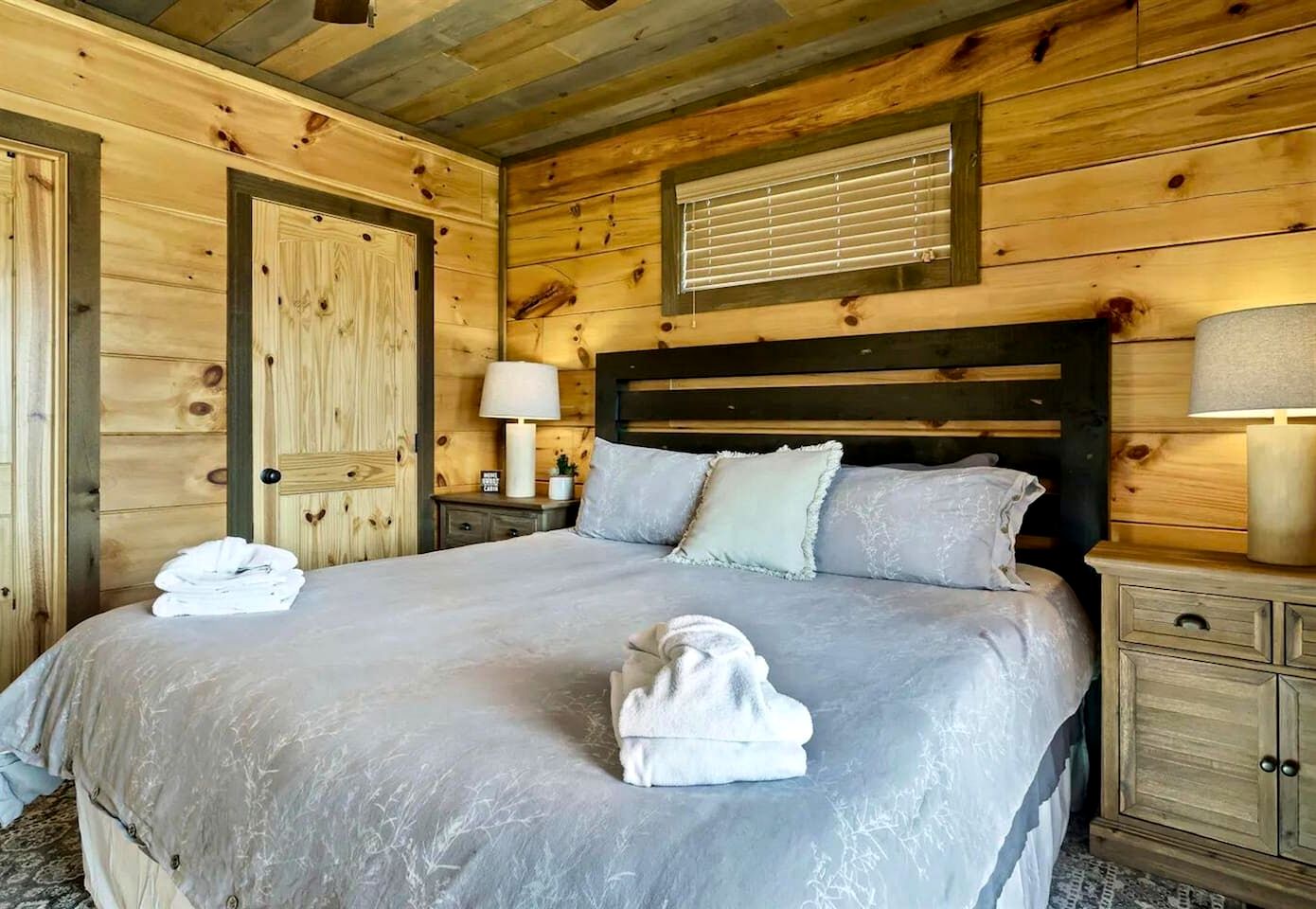 Luxurious Sevierville Mountain Retreat • Heated Indoor Pool, Hot Tub & Arcade, Sevierville, TN