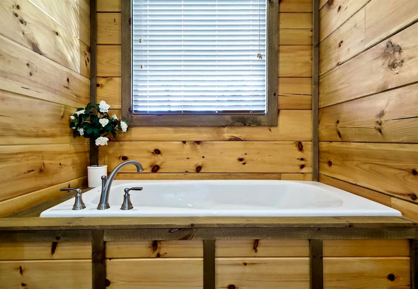 Luxurious Sevierville Mountain Retreat • Heated Indoor Pool, Hot Tub & Arcade, Sevierville, TN