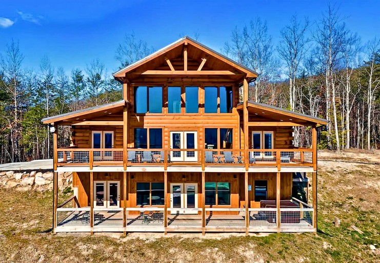 Luxurious Sevierville Mountain Retreat • Heated Indoor Pool, Hot Tub & Arcade, Sevierville, TN
