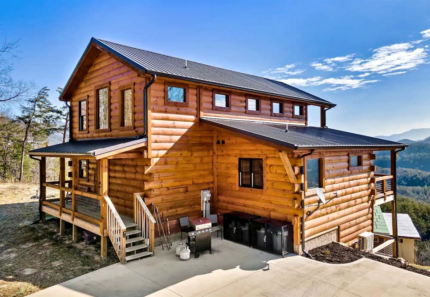 Luxurious Sevierville Mountain Retreat • Heated Indoor Pool, Hot Tub & Arcade, Sevierville, TN