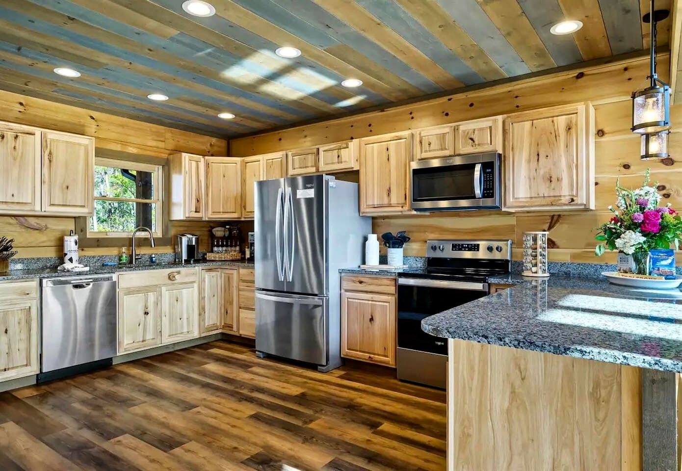 Luxurious Sevierville Mountain Retreat • Heated Indoor Pool, Hot Tub & Arcade, Sevierville, TN