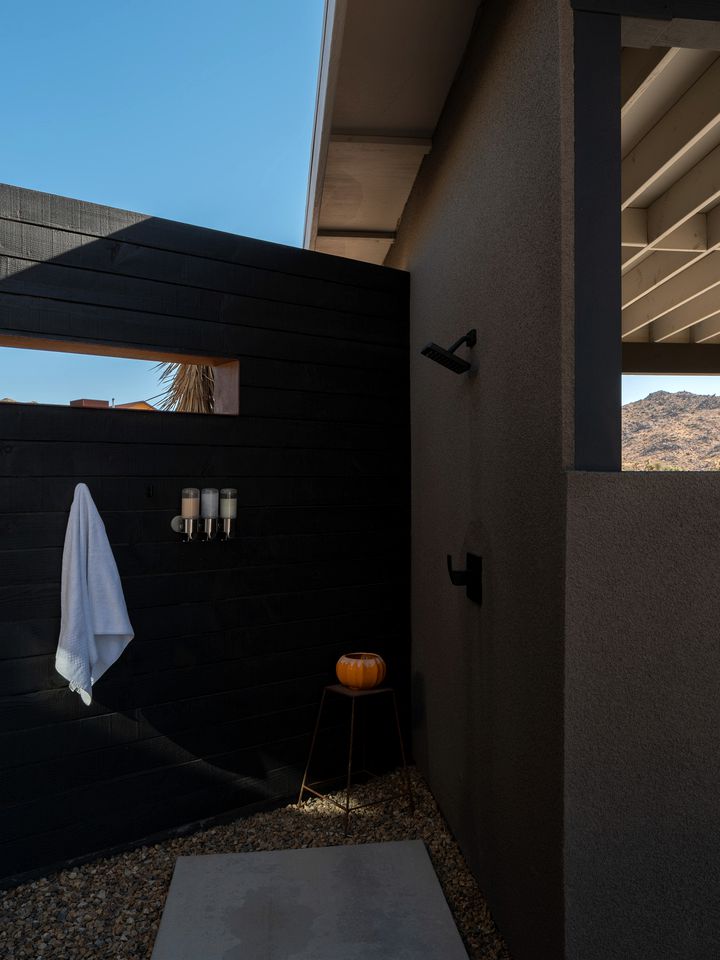 Cozy Vacation Rental with Fire Pit and Hot-tub in Joshua Tree, California