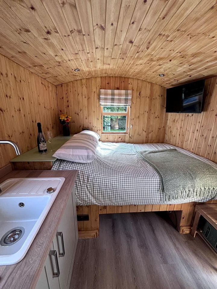 Spectacular Hut with Hot-tub in Milford Haven, Wales