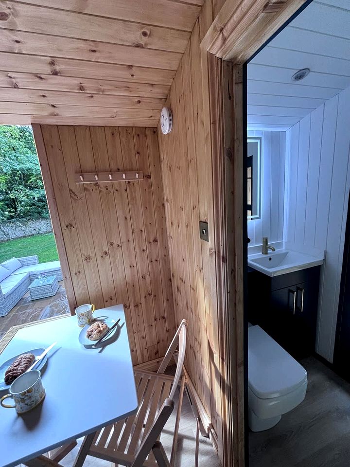 Spectacular Hut with Hot-tub in Milford Haven, Wales