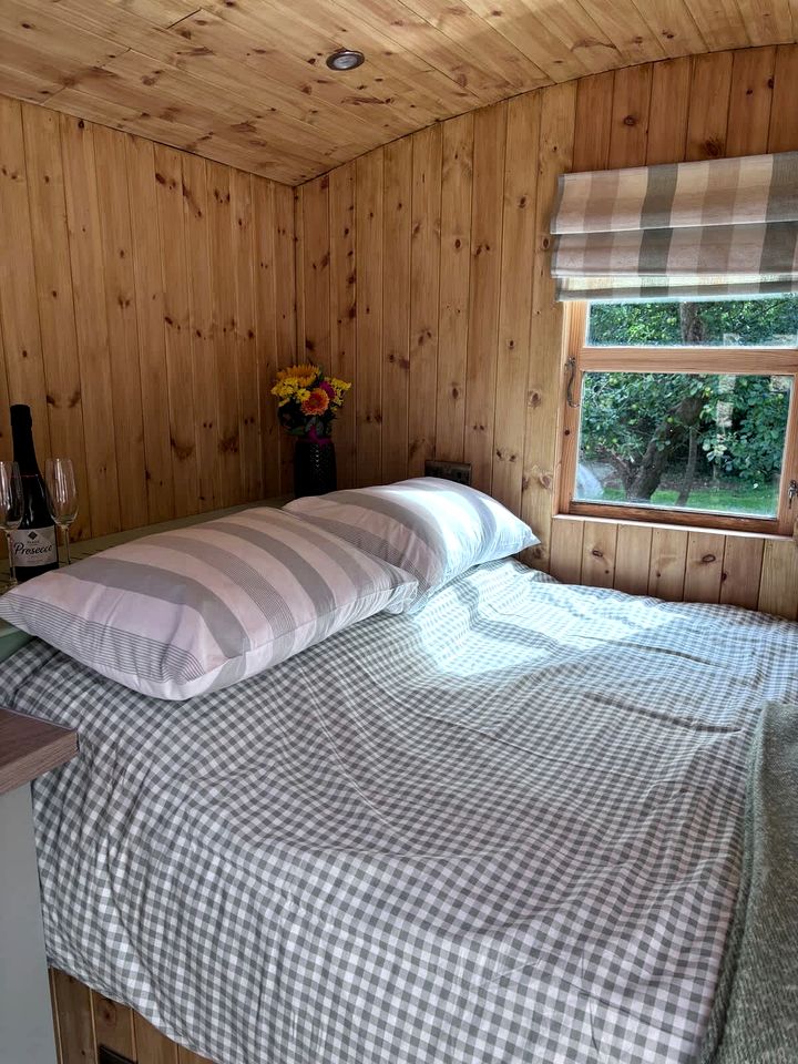 Spectacular Hut with Hot-tub in Milford Haven, Wales