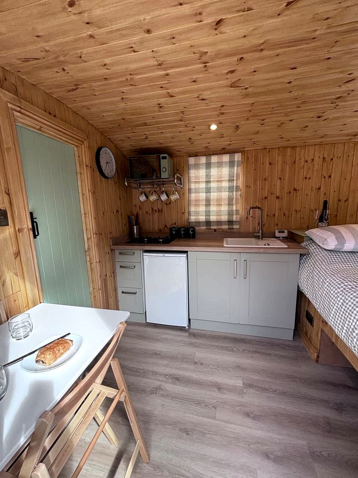 Spectacular Hut with Hot-tub in Milford Haven, Wales