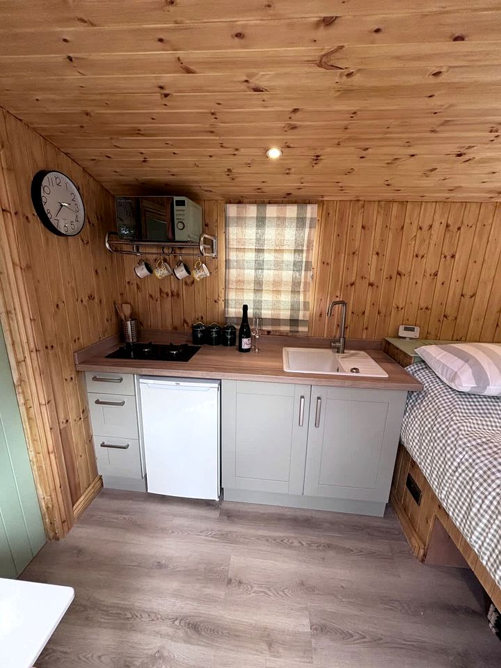 Spectacular Hut with Hot-tub in Milford Haven, Wales