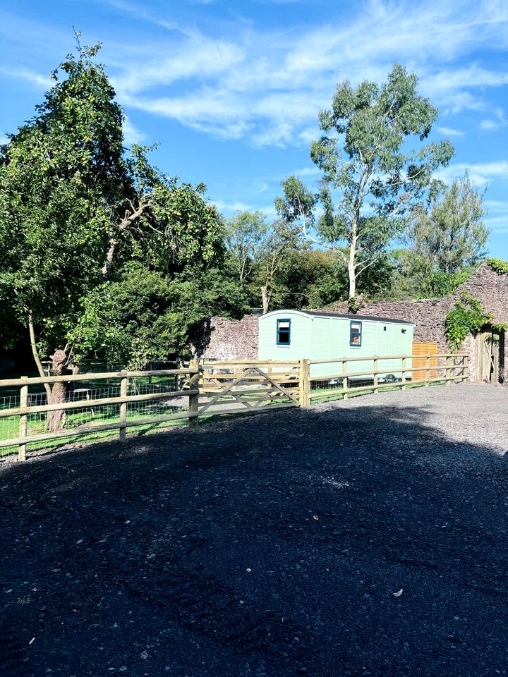 Spectacular Hut with Hot-tub in Milford Haven, Wales