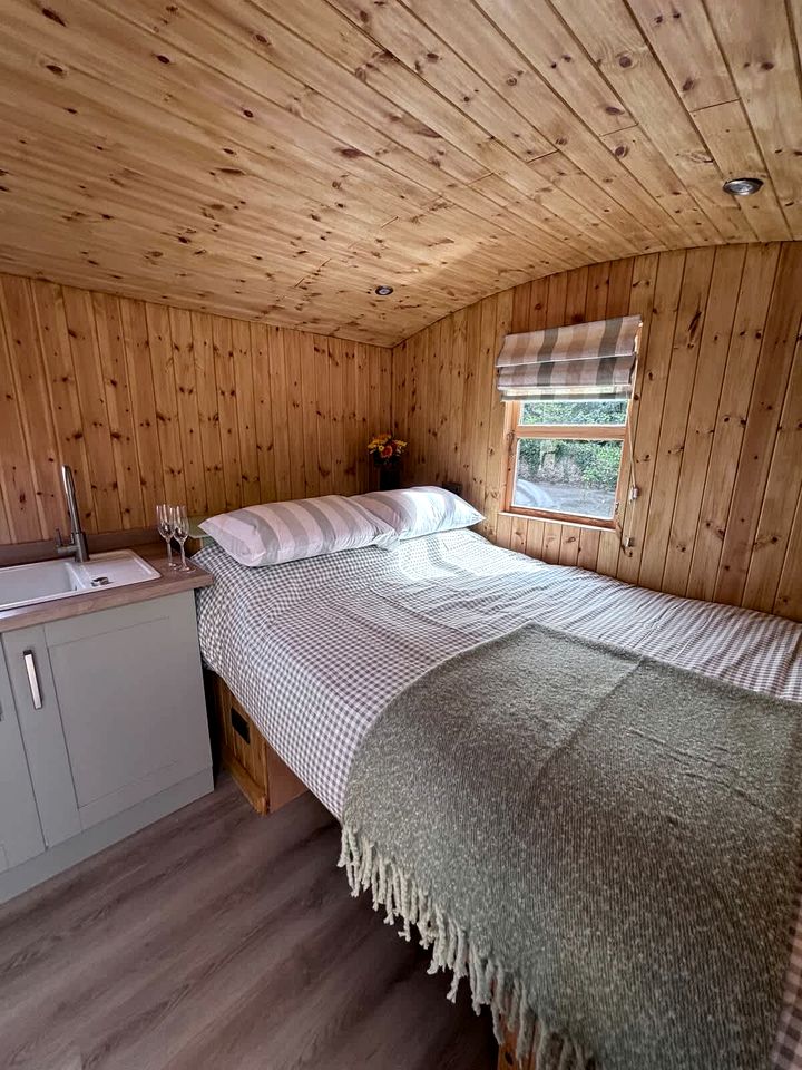 Spectacular Hut with Hot-tub in Milford Haven, Wales