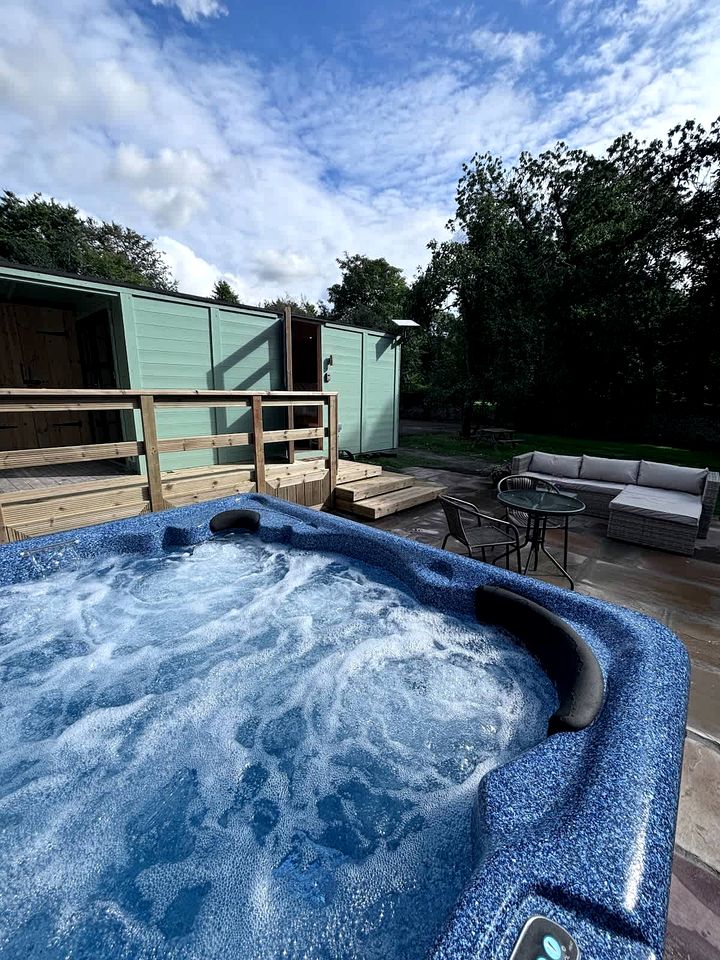 Spectacular Hut with Hot-tub in Milford Haven, Wales