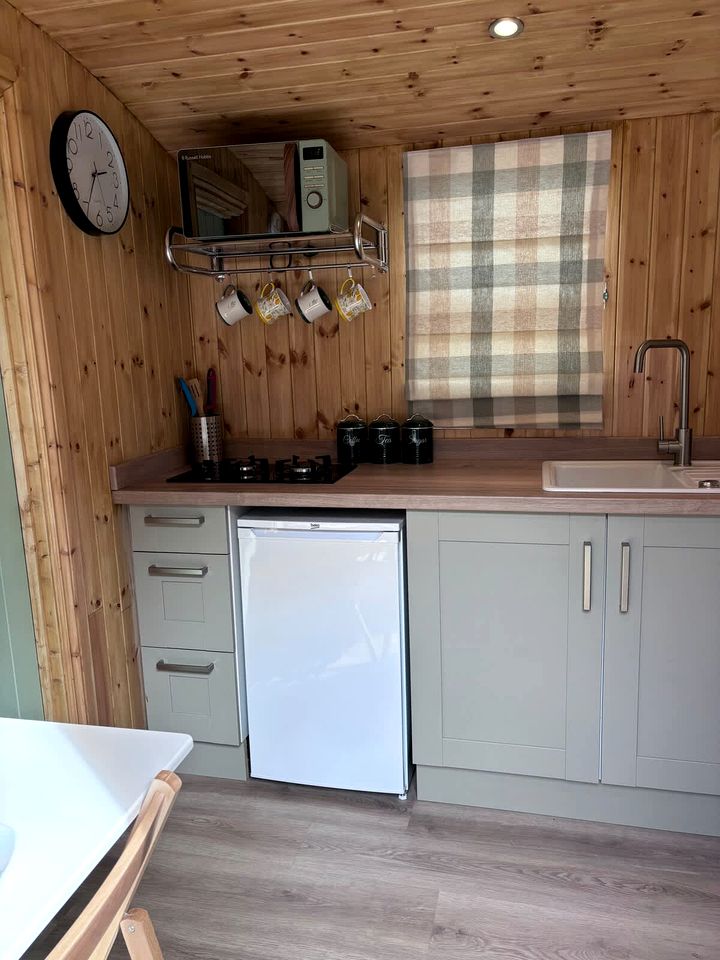 Spectacular Hut with Hot-tub in Milford Haven, Wales