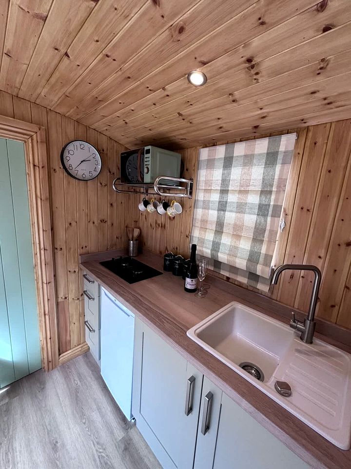 Spectacular Hut with Hot-tub in Milford Haven, Wales