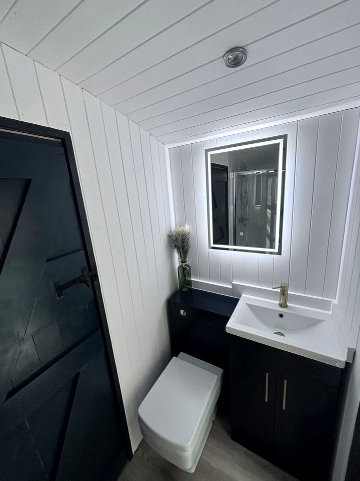 Spectacular Hut with Hot-tub in Milford Haven, Wales