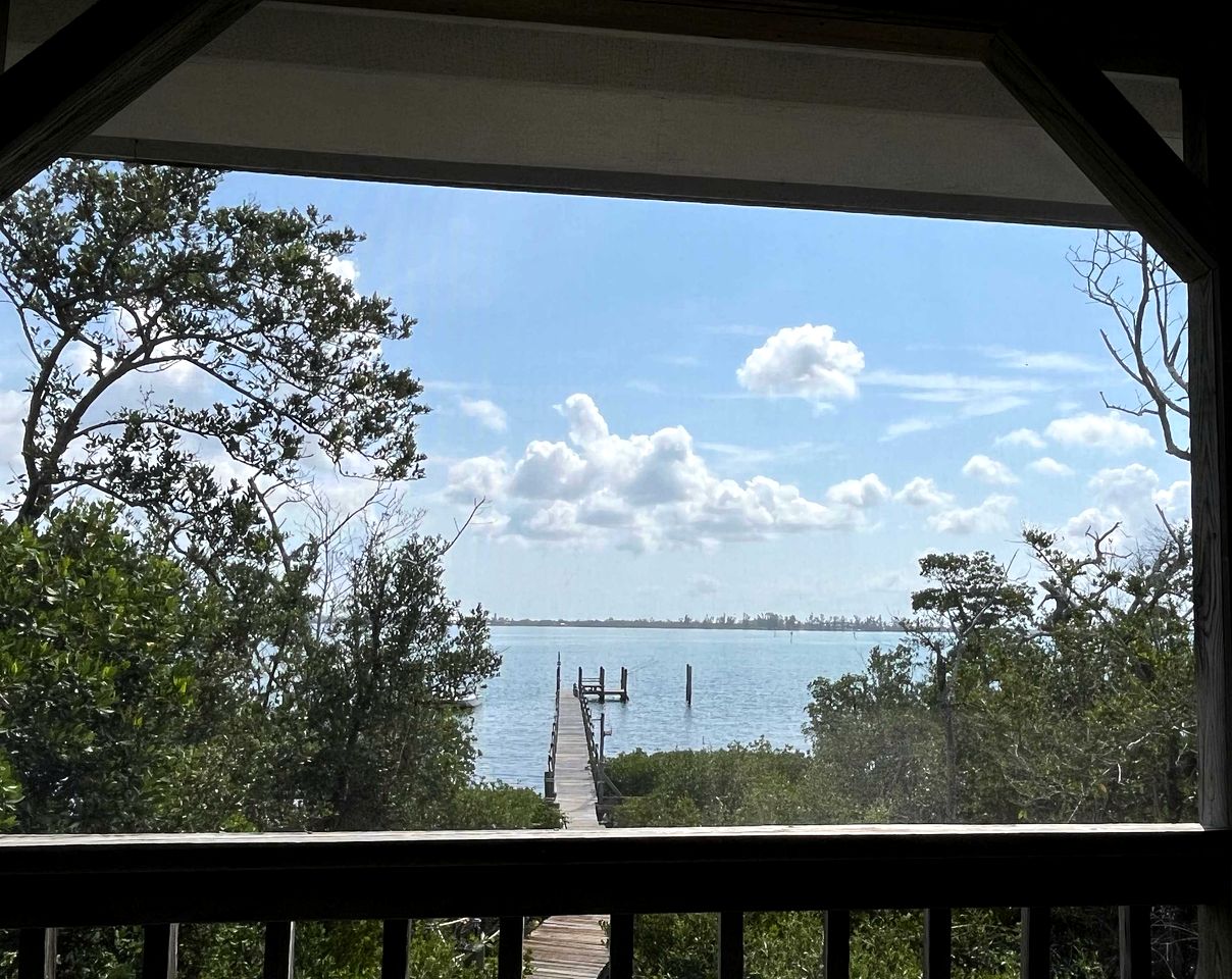 Serene Bayfront Cottage with Private Dock and Beach Access near Florida’s Coastal Paradise
