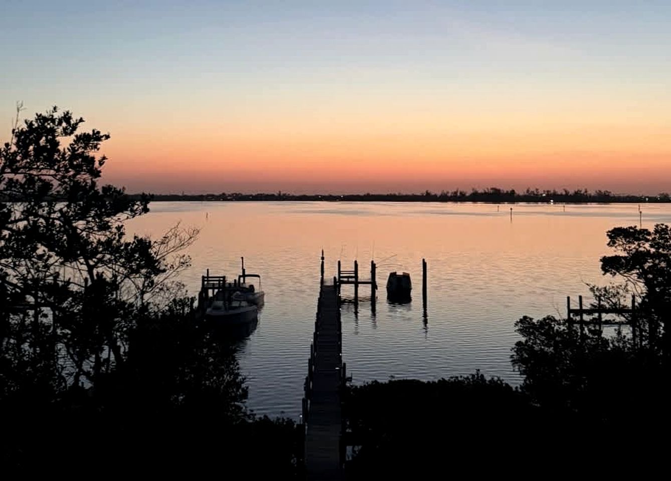 Serene Bayfront Cottage with Private Dock and Beach Access near Florida’s Coastal Paradise
