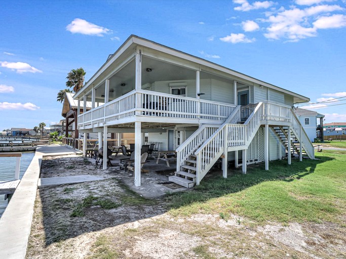 Waterfront Rockport Home with Private 300’ Fishing Pier near Copano Bay, Texas