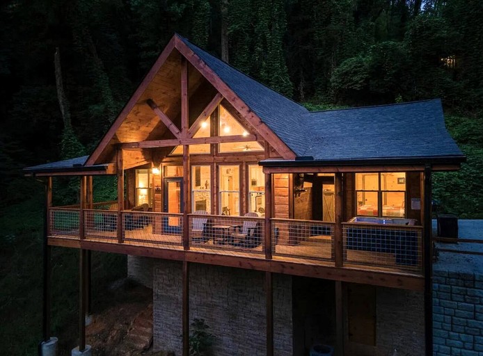 Charming Forest Cabin with Hot Tub & Fire Pit near Gatlinburg, Tennessee