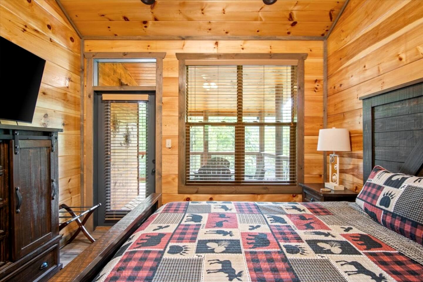 Charming Forest Cabin with Hot Tub & Fire Pit near Gatlinburg, Tennessee