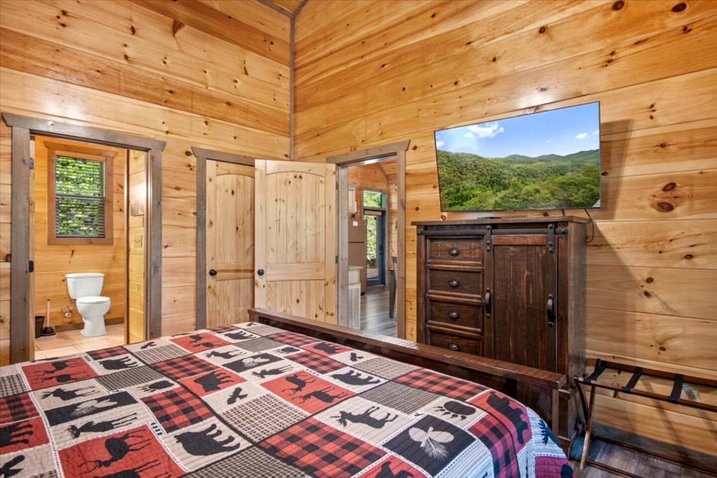 Charming Forest Cabin with Hot Tub & Fire Pit near Gatlinburg, Tennessee