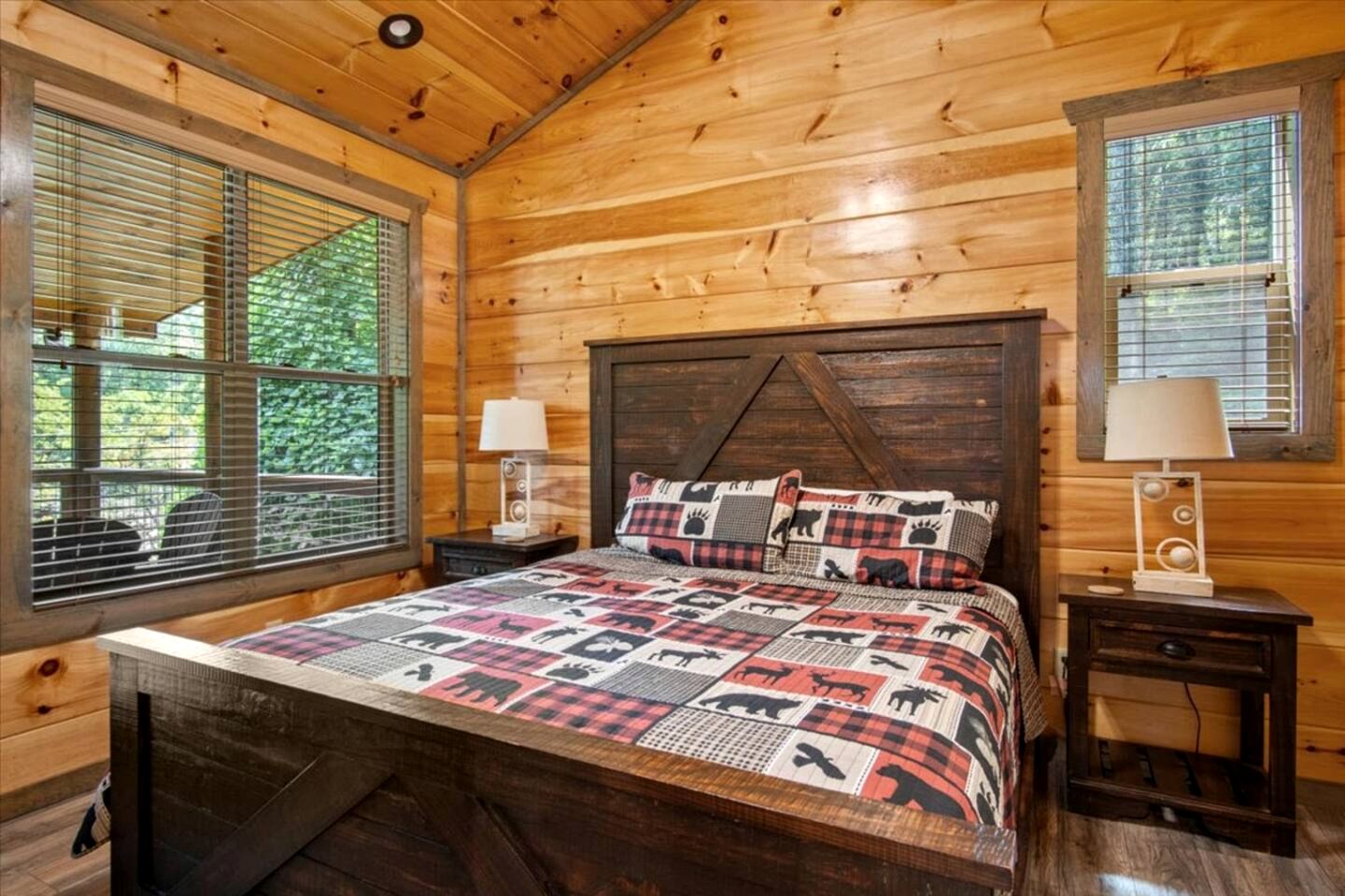 Charming Forest Cabin with Hot Tub & Fire Pit near Gatlinburg, Tennessee