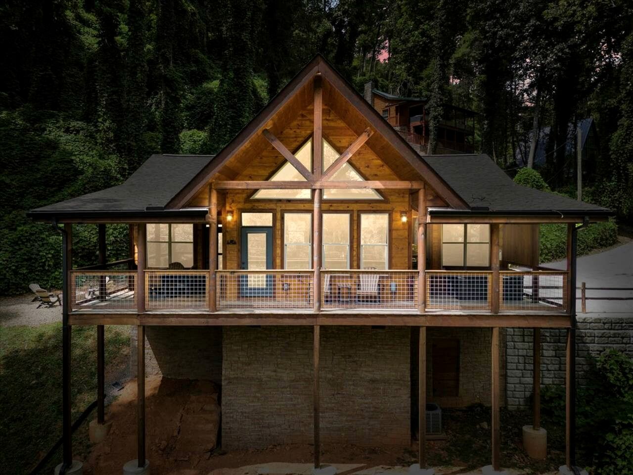 Charming Forest Cabin with Hot Tub & Fire Pit near Gatlinburg, Tennessee