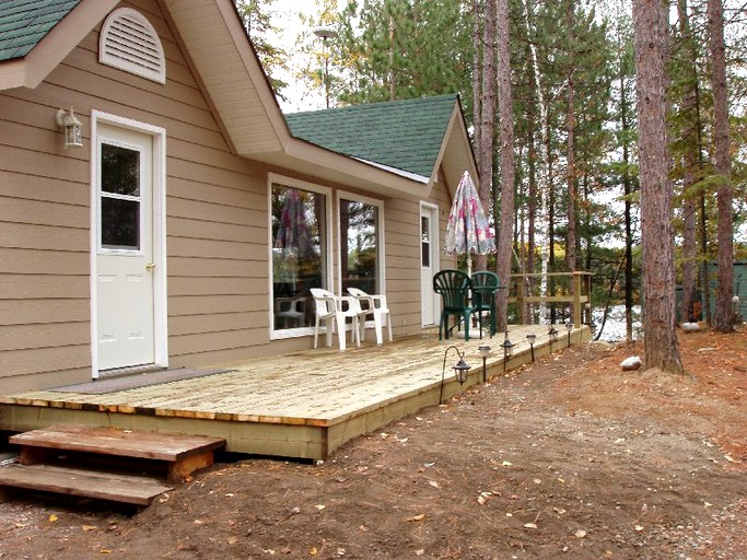 Cottages (Lake Saint Peter, Ontario, Canada)