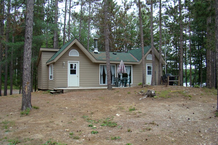 Cottages (Lake Saint Peter, Ontario, Canada)