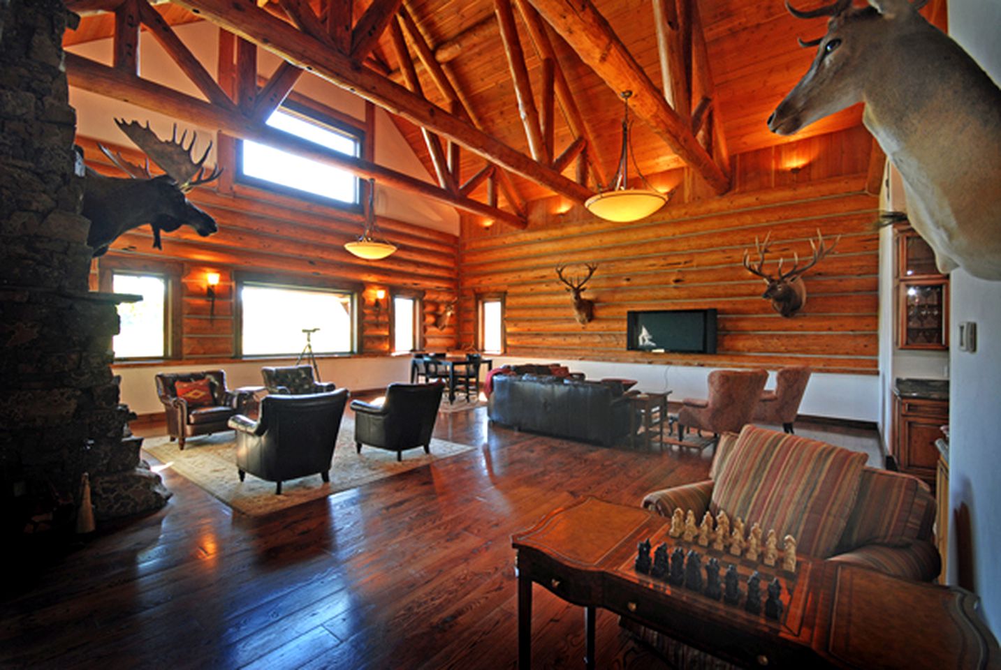 Luxury Suite in Secluded Lodge near the Pioneer Mountains in Melrose, Montana