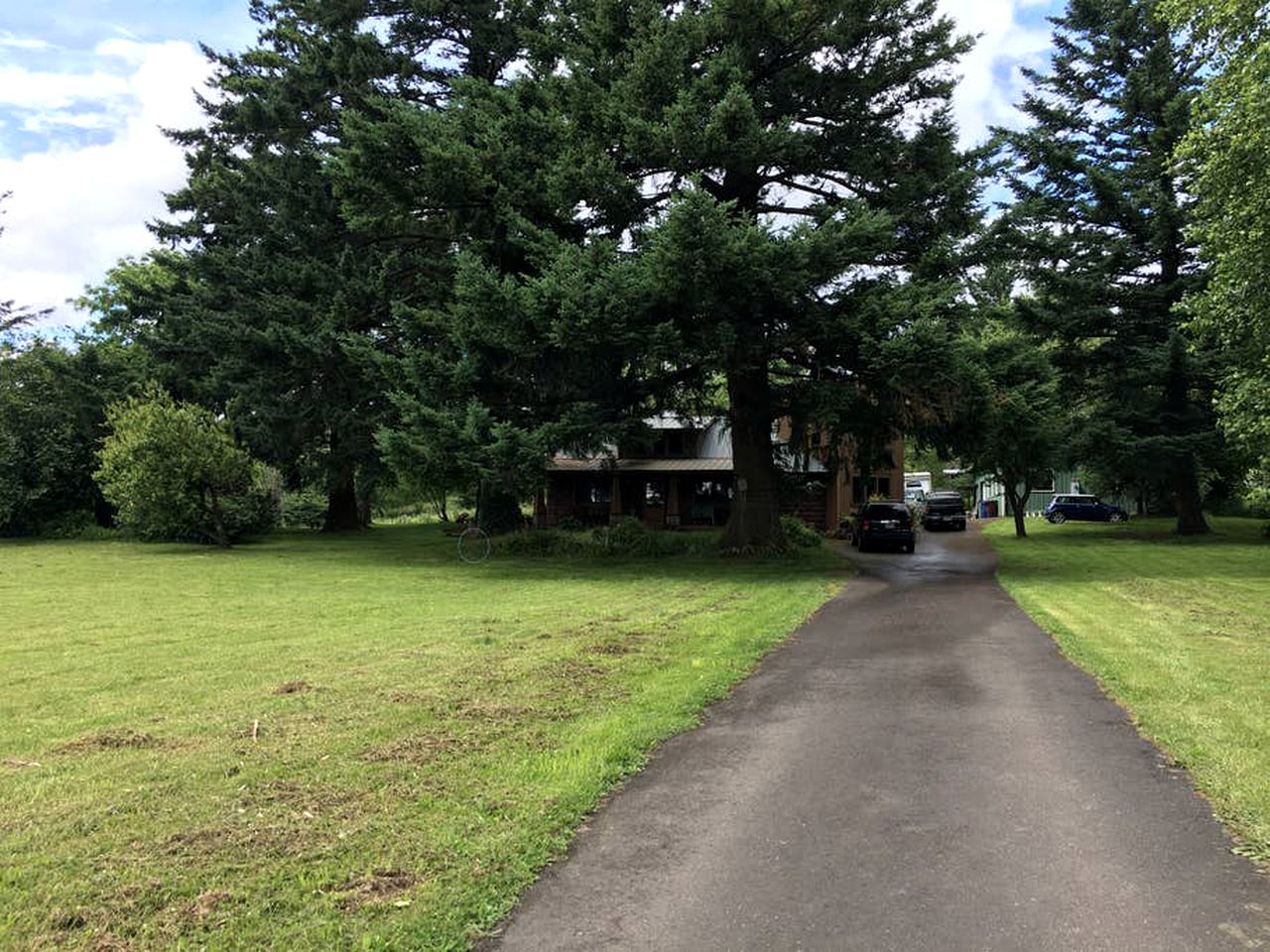 Impressive Cabin with Three Acres of Land near Portland, Oregon