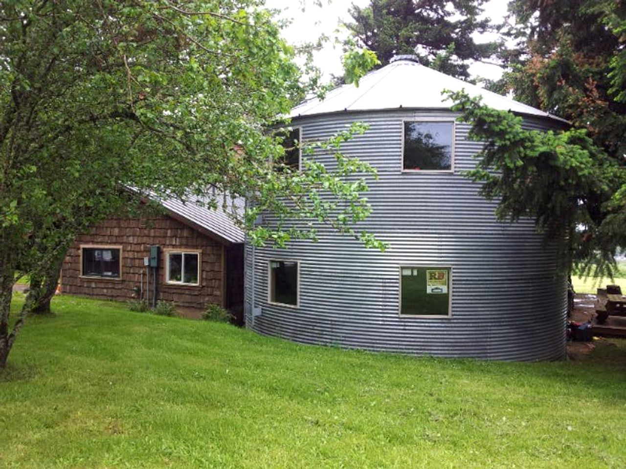Impressive Cabin with Three Acres of Land near Portland, Oregon