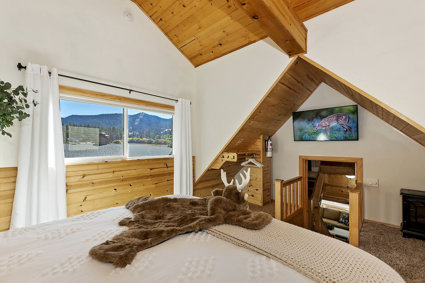 Unwind with a View: Cabin Overlooking the Slopes in Big Bear Lake, California