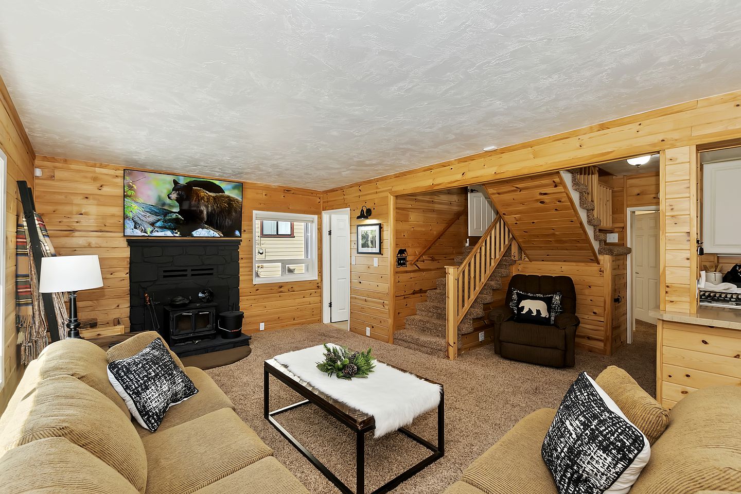 Unwind with a View: Cabin Overlooking the Slopes in Big Bear Lake, California