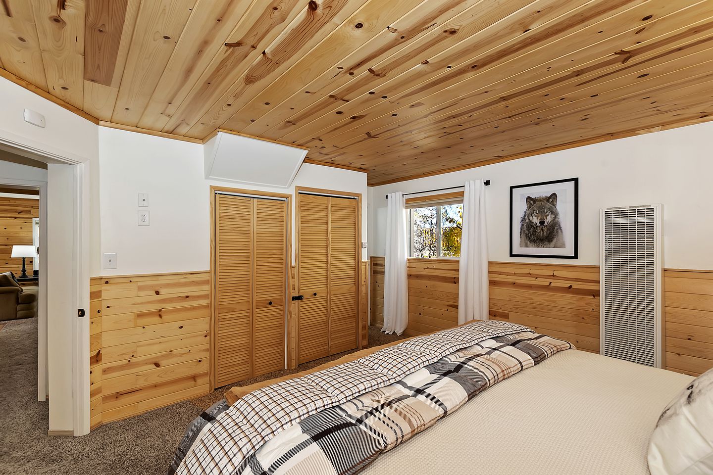 Unwind with a View: Cabin Overlooking the Slopes in Big Bear Lake, California