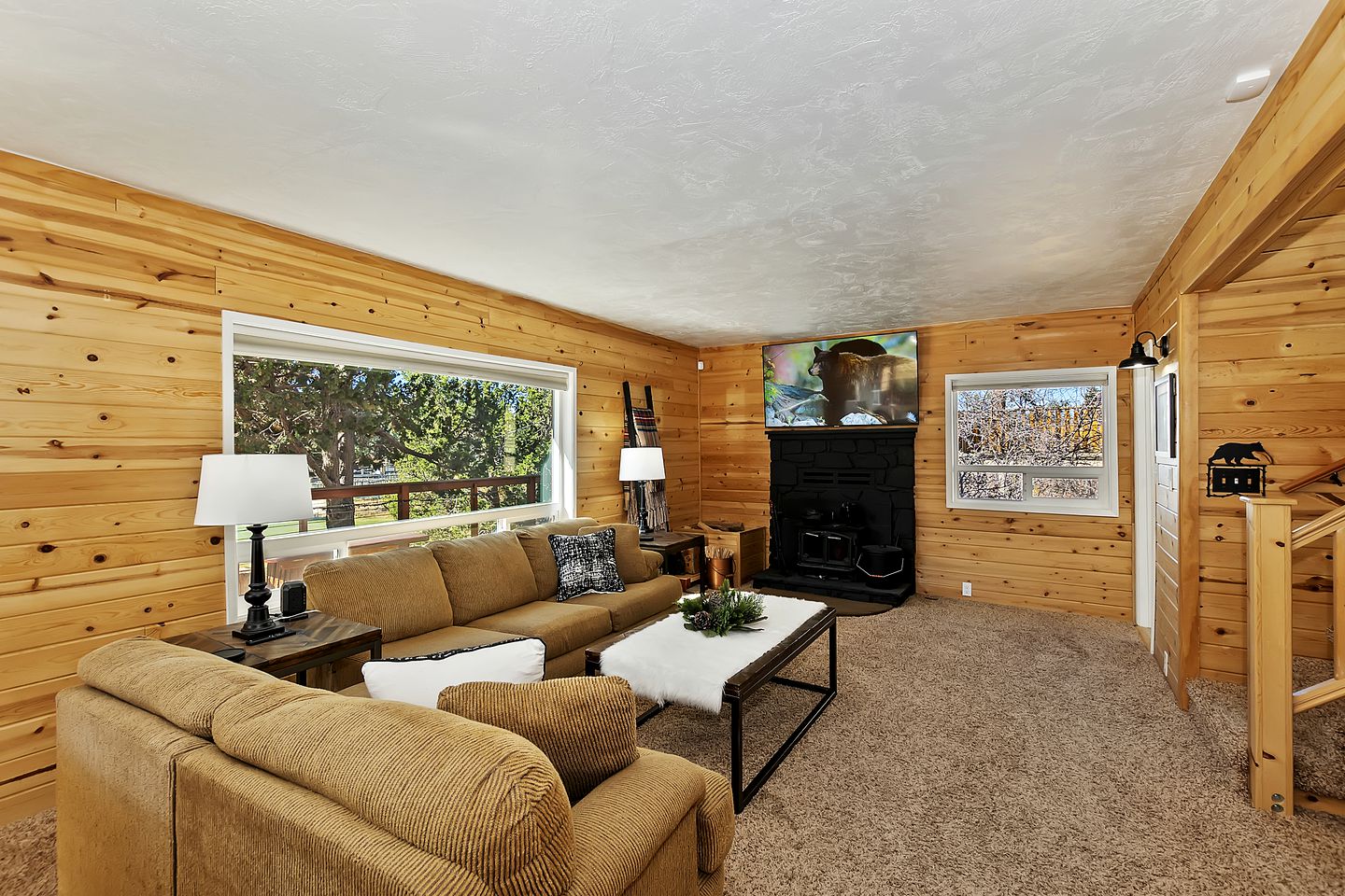 Unwind with a View: Cabin Overlooking the Slopes in Big Bear Lake, California
