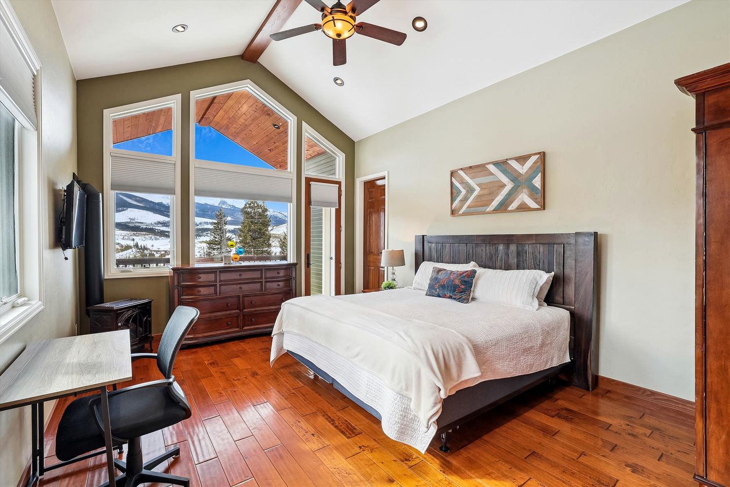 Incredible Family Cabin with Hot Tub and Mountain Views near Ski Slopes of Breckenridge, Colorado