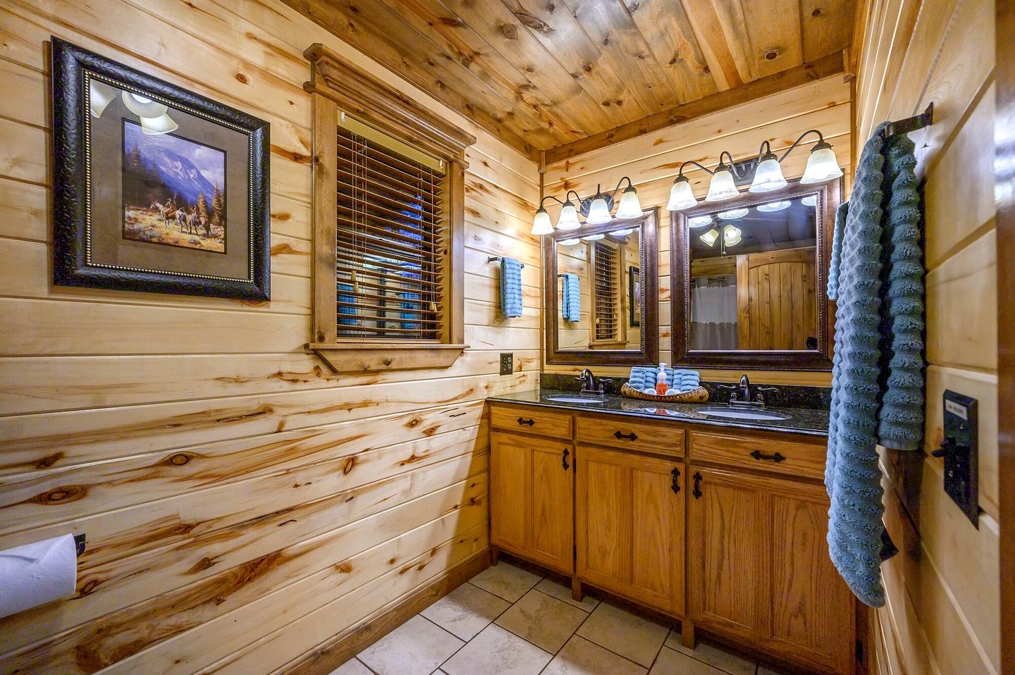 Rustic Two-Story Cabin with Hot Tub, Game Loft & Fireplace Near Broken Bow