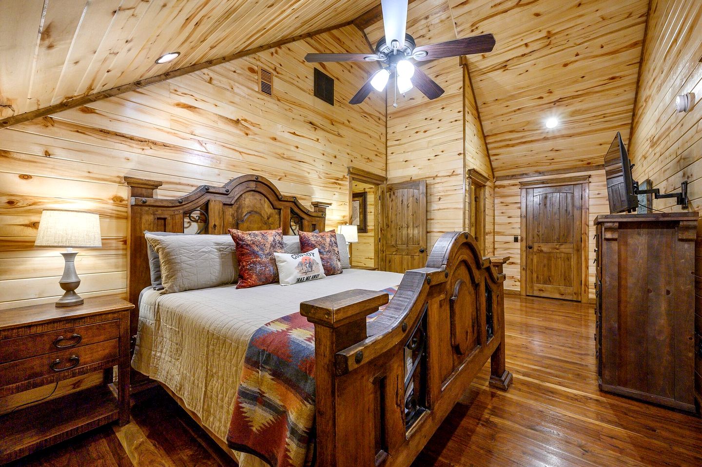 Rustic Two-Story Cabin with Hot Tub, Game Loft & Fireplace Near Broken Bow