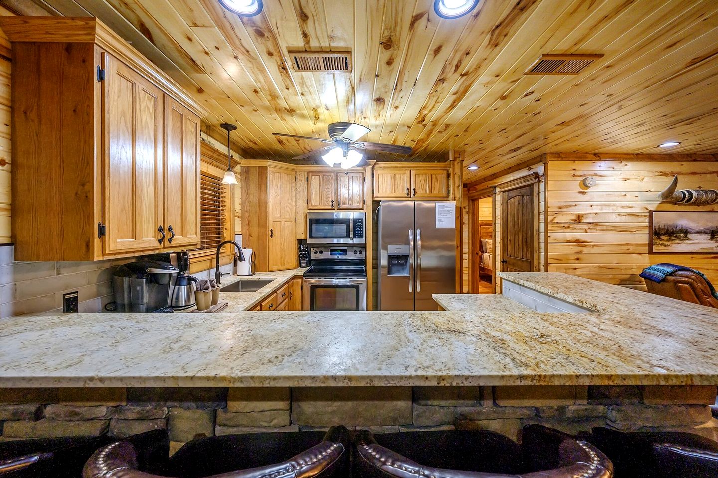 Rustic Two-Story Cabin with Hot Tub, Game Loft & Fireplace Near Broken Bow