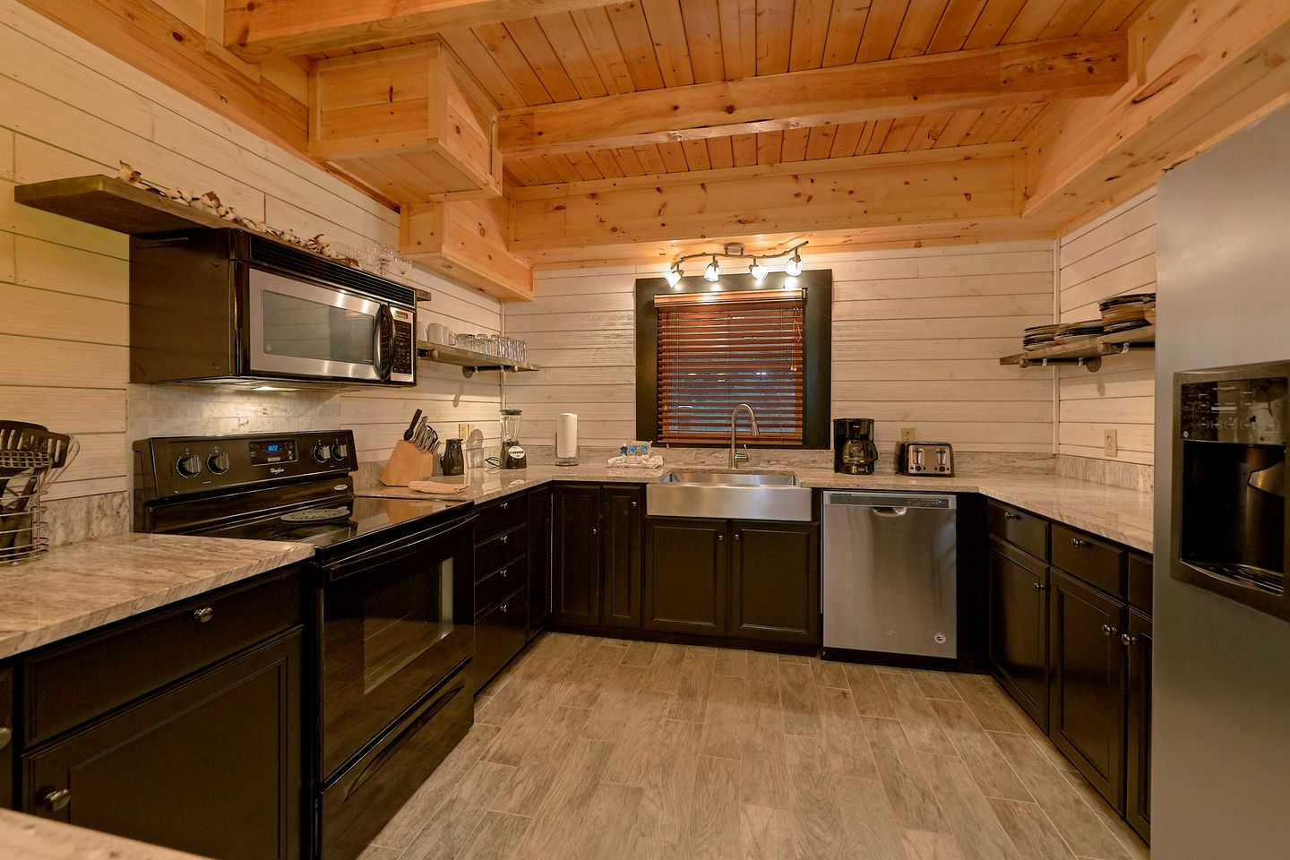 Enormous and Luxurious Cabin Rental for Amazing Getaways near the Great Smoky Mountains, Tennessee