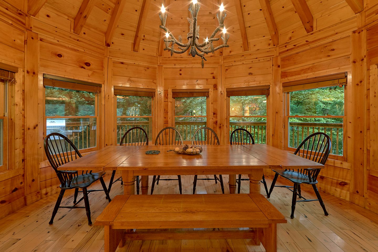 Enormous and Luxurious Cabin Rental for Amazing Getaways near the Great Smoky Mountains, Tennessee