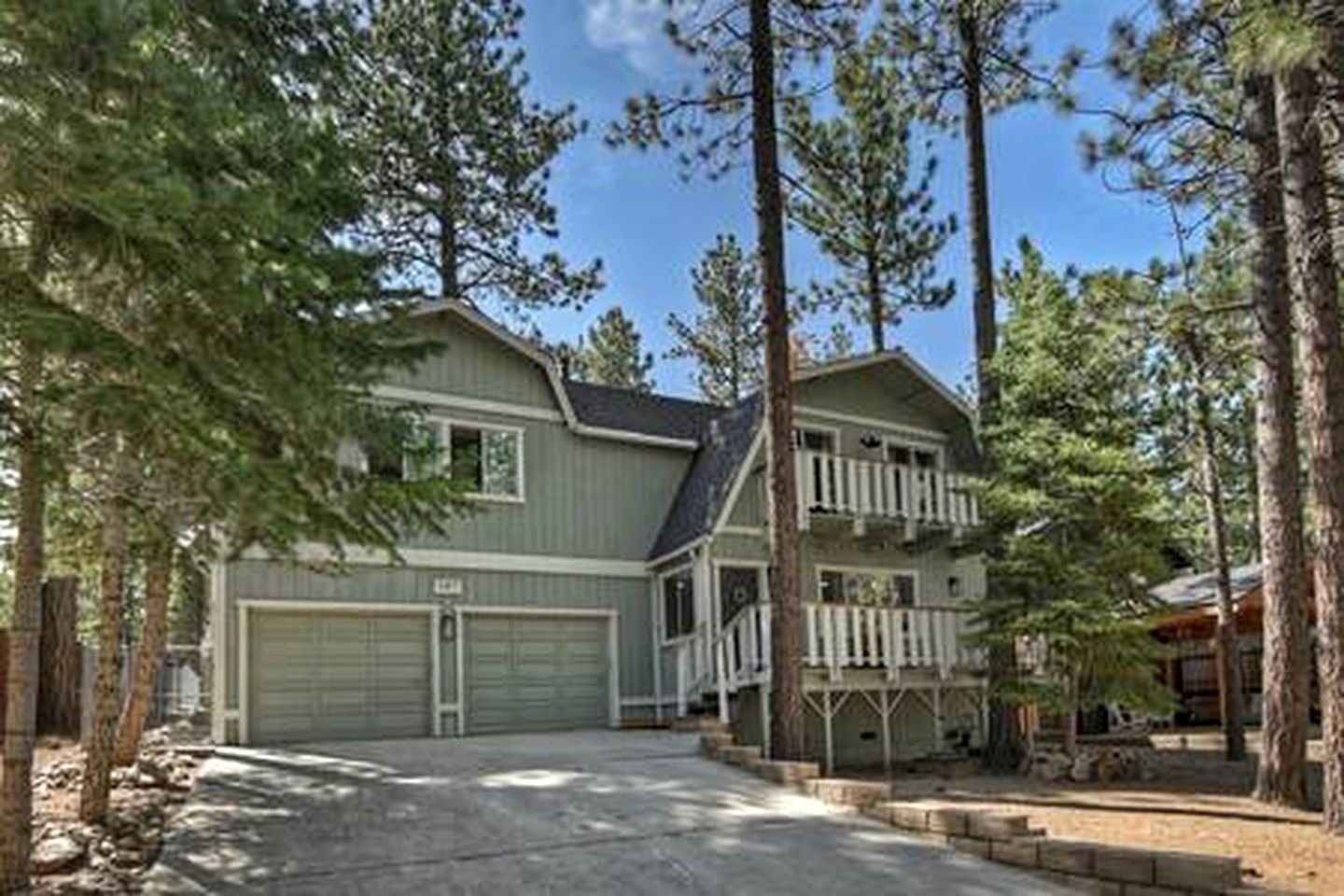 Spacious Modern Cabin Near Big Bear Lake in California