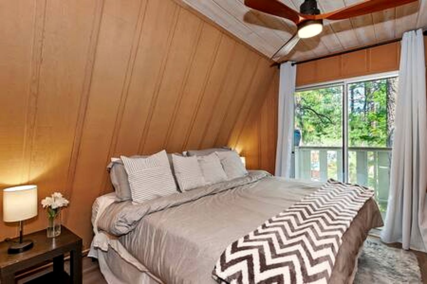Spacious Modern Cabin Near Big Bear Lake in California
