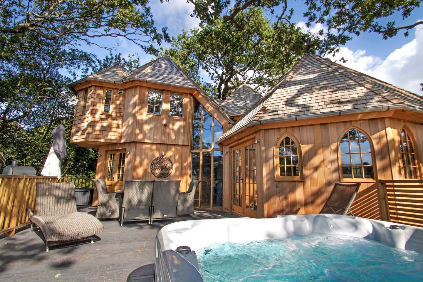 Elegant Treehouse Hideaway with Hot Tub and Pizza Oven near the South Coast, Hampshire