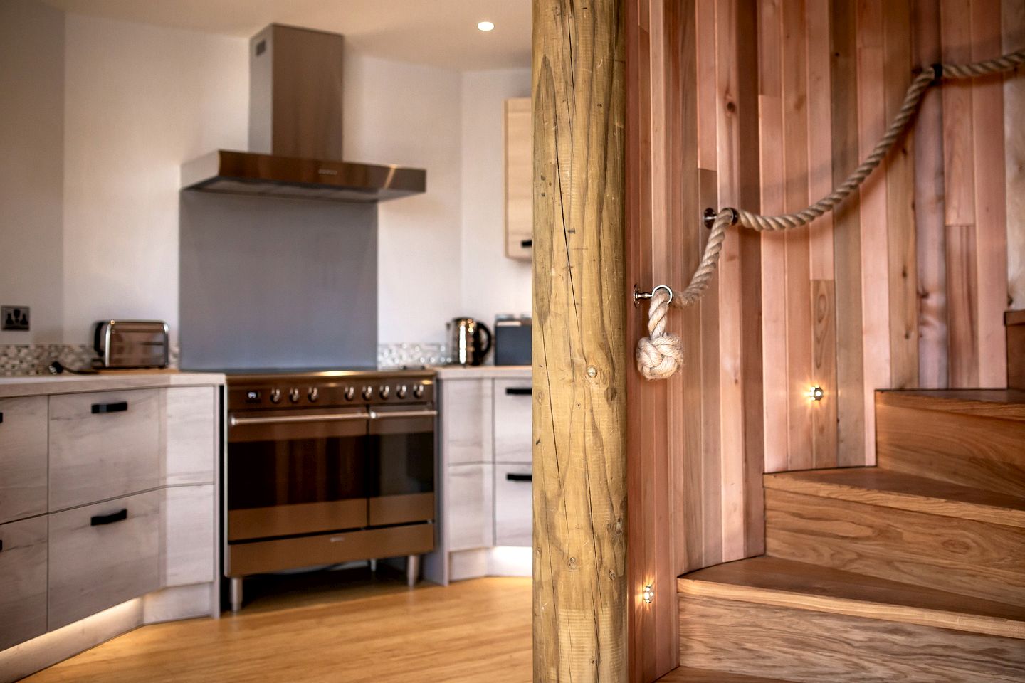 Elegant Treehouse Hideaway with Hot Tub and Pizza Oven near the South Coast, Hampshire