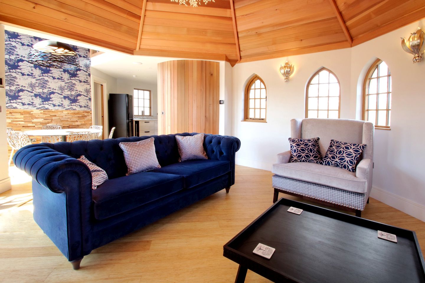 Elegant Treehouse Hideaway with Hot Tub and Pizza Oven near the South Coast, Hampshire